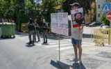 n manifestant se tient devant la résidence du Premier ministre Benjamin Netanyahu, malgré une directive du Commandement de la défense intérieure de l'armée israélienne demandant de rester à proximité des abris, pour réclamer un accord visant à libérer les otages détenus par des groupes terroristes à Gaza et à mettre fin à la guerre dans cette région, le 13 juin 2025. (Crédit : Rachel Alroey/FLASH90)