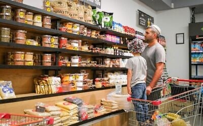 Des Israéliens faisant leurs courses à Tel Aviv, alors que le pays se prépare à une riposte iranienne aux attaques israéliennes contre le programme nucléaire de la République islamique, le 13 juin 2025. (Crédit : Michael Giladi/FLASH90)
