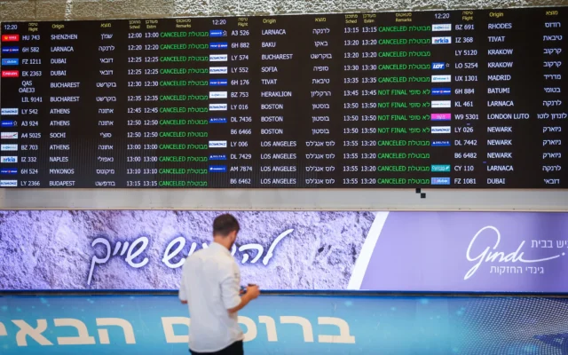 L'aéroport Ben Gurion, près de Tel Aviv, presque désert après l'annulation de tous les vols suite à l'attaque israélienne contre l'Iran, le 13 juin 2025. (Crédit : Roy Alima/Flash90)