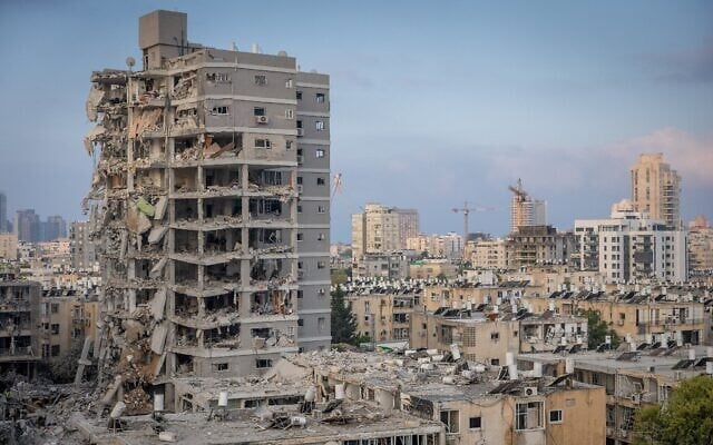 Scène d'un immeuble détruit par l'impact d'un missile balistique iranien, à Bat Yam, le 15 juin 2025. (Crédit : Chaïm Goldberg/Flash90)