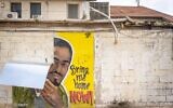Une peinture murale en soutien aux otages détenus à Gaza est endommagée lors d'une frappe de missile iranien, à Rehovot, le 15 juin 2025. (Crédit : Chaïm Goldberg/Flash90)