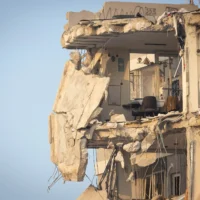 Les forces du Commandement du front intérieur de Tsahal au point d'impact d'un missile balistique tiré depuis l'Iran, à Bat Yam, dans le centre d'Israël. 15 juin 2025. (Chaim Goldberg/Flash90)