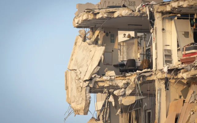 Les forces du Commandement du front intérieur de Tsahal au point d'impact d'un missile balistique tiré depuis l'Iran, à Bat Yam, dans le centre d'Israël. 15 juin 2025. (Chaim Goldberg/Flash90)