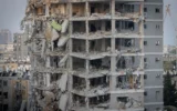 Un immeuble détruit par l'impact d'un missile balistique iranien, à Bat Yam, le 15 juin 2025. (Crédit : Chaim Goldberg/Flash90)