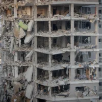 Un immeuble détruit par l'impact d'un missile balistique iranien, à Bat Yam, le 15 juin 2025. (Crédit : Chaim Goldberg/Flash90)