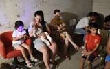 Des Israéliens réfugiés dans un abri anti-atomique pendant un barrage de missiles balistiques iraniens, à Bat Yam, le 15 juin 2025. (Crédit : Gili Yaari/Flash90)
