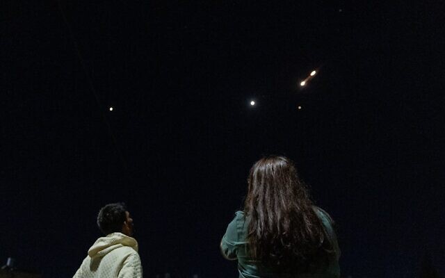 Le système de défense aérienne israélien tirant pour intercepter des missiles balistiques lancés depuis l'Iran vers Israël, vu depuis Jérusalem, le 15 juin 2025. (Crédit : Noam Revkin Fenton/Flash90) Le système de défense aérienne israélien tirant pour intercepter des missiles balistiques lancés depuis l'Iran vers Israël, vu depuis Jérusalem, le 15 juin 2025. (Crédit : Noam Revkin Fenton/Flash90)