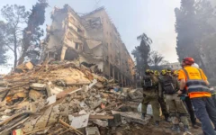 Les forces de sécurité et de secours israéliennes sur le site d'impact d'un missile balistique, à Rehovot, le 15 juin 2025. (Crédit : Yossi Aloni/Flash90)