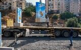 Des ouvriers installent des murs en béton protecteurs devant le centre hospitalier Ziv de Safed, le 17 juin 2025. (Crédit : David Cohen/Flash90)