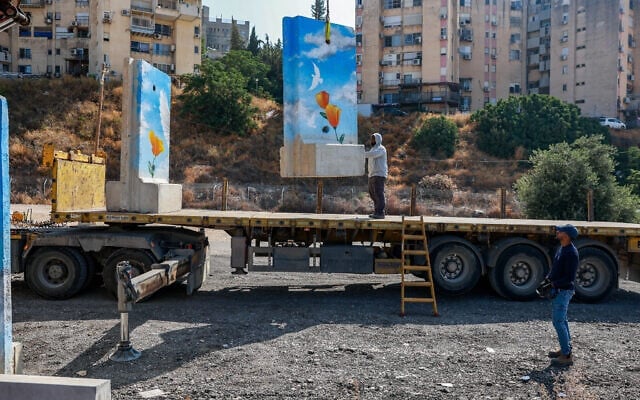 Des ouvriers installent des murs en béton protecteurs devant le centre hospitalier Ziv de Safed, le 17 juin 2025. (Crédit : David Cohen/Flash90)