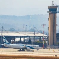Un vol de rapatriement El Al atterrissant à l'aéroport Ben Gurion près de Tel Aviv, le 18 juin 2025. (Crédit : Yossi Aloni/Flash90)