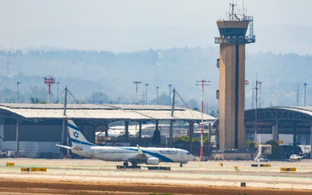 Un vol de rapatriement El Al atterrissant à l'aéroport Ben Gurion près de Tel Aviv, le 18 juin 2025. (Crédit : Yossi Aloni/Flash90)