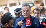 Le ministre de la Défense Israel Katz s'adressant aux journalistes sur le site d'un impact de missile iranien, à Holon, le 19 juin 2025. (Crédit : Chaïm Goldberg/Flash90)