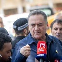 Le ministre de la Défense, Israel Katz, s'adresse aux médias sur le site d'un impact de missile iranien à Holon, le 19 juin 2025. (Chaïm Goldberg / Flash90)