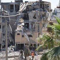 Les équipes de secours inspectant les dégâts causés aux bâtiments frappés par un missile balistique iranien qui a fait plusieurs Israéliens ont été blessés, certains grièvement, à Holon, le 19 juin 2025. (Crédit : Gili Yaari/Flash90)