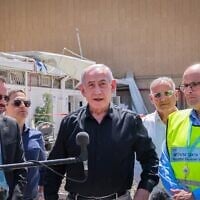 Le Premier ministre Benjamin Netanyahu sur le site d'une frappe de missile iranienne ayant visé l'hôpital Soroka de Beer Sheva, le 19 juin 2025. (Marc Israel Sellem/POOL/Flash90)