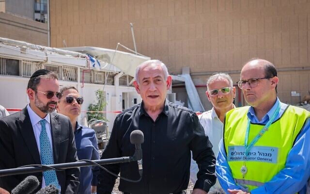 Le Premier ministre Benjamin Netanyahu sur le site d'une frappe de missile iranienne ayant visé l'hôpital Soroka de Beer Sheva, le 19 juin 2025. (Marc Israel Sellem/POOL/Flash90)