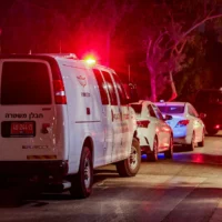 Des véhicules de police sur les lieux d'un attentat à la grenade visant le domicile de l'ambassadeur de Norvège en Israël, à Herzliya, le 19 juin 2025. (Crédit : Tal Gal/Flash90)