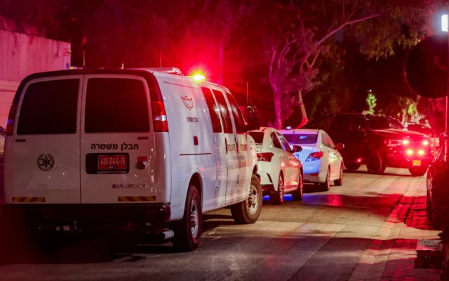 Des véhicules de police sur les lieux d'un attentat à la grenade visant le domicile de l'ambassadeur de Norvège en Israël, à Herzliya, le 19 juin 2025. (Crédit : Tal Gal/Flash90)