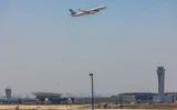 Un avion d'El Al décolle de l'aéroport international Ben Gurion, près de Tel Aviv, le 19 juin 2025. (Crédit : Yossi Aloni/Flash90)