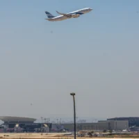 Un avion d'El Al décolle de l'aéroport international Ben Gurion, près de Tel Aviv, le 19 juin 2025. (Crédit : Yossi Aloni/Flash90)