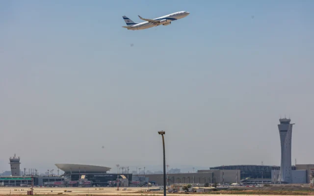 Un avion d'El Al décollant de l'aéroport international Ben Gurion, près de Tel Aviv, le 19 juin 2025. (Crédit : Yossi Aloni/Flash90)