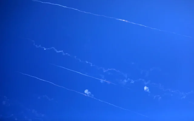 Des intercepteurs israéliens sont tirés sur des missiles iraniens,une photo prise depuis la ville de Hébron, en Cisjordanie, le 20 juin 2025. (Crédit : Wisam Hashlamoun/Flash90)