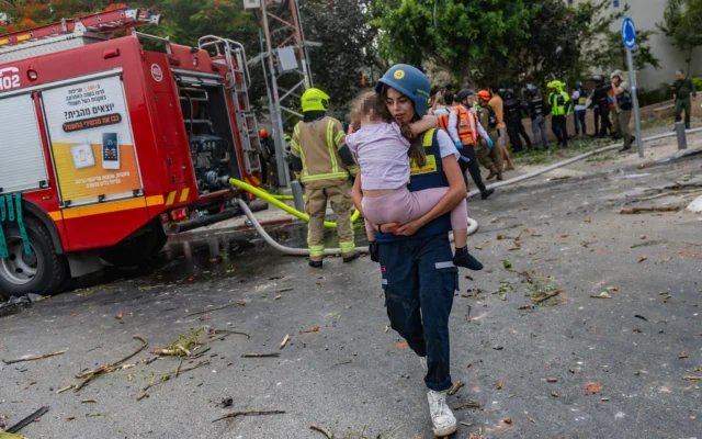 Les forces de sécurité et de secours israéliennes sur les lieux où un missile balistique tiré depuis l'Iran a frappé et causé des dégâts à Tel Aviv, le 22 juin 2025. (Crédit : Chaïm Goldberg/Flash90) Les forces de sécurité et de secours israéliennes sur les lieux où un missile balistique tiré depuis l'Iran a frappé et causé des dégâts à Tel Aviv, le 22 juin 2025. (Crédit : Chaïm Goldberg/Flash90)
