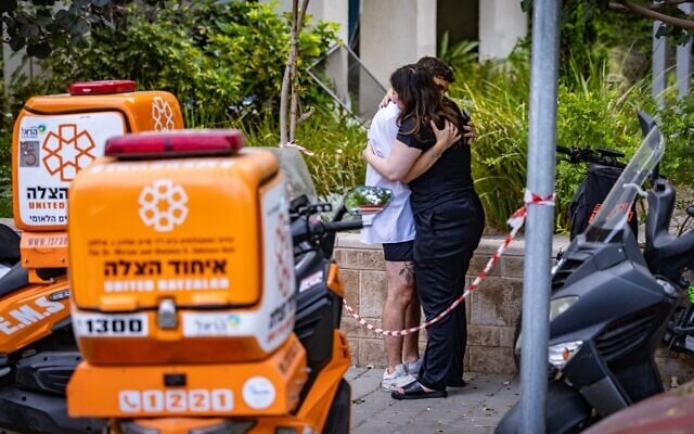 Les forces de sécurité et de secours israéliennes sur les lieux où un missile balistique tiré depuis l'Iran a frappé et causé des dégâts à Tel Aviv, le 22 juin 2025. (Crédit : Chaïm Goldberg/Flash90) Les forces de sécurité et de secours israéliennes sur les lieux où un missile balistique tiré depuis l'Iran a frappé et causé des dégâts à Tel Aviv, le 22 juin 2025. (Crédit : Chaïm Goldberg/Flash90)