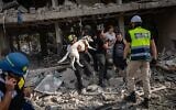 Les forces de sécurité et de secours israéliennes au point d'impact d'un missile balistique iranien à Tel Aviv, le 22 juin 2025. (Chaim Goldberg/ Flash90)