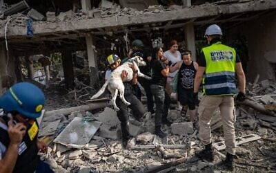 Les forces de sécurité et de secours israéliennes au point d'impact d'un missile balistique iranien à Tel Aviv, le 22 juin 2025. (Chaim Goldberg/ Flash90)