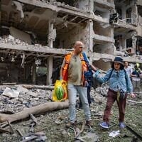 Les forces de sécurité et de secours israéliennes sur les lieux où un missile balistique tiré depuis l'Iran a frappé et causé des dégâts à Tel Aviv, le 22 juin 2025. (Crédit : Chaïm Goldberg/Flash90)
