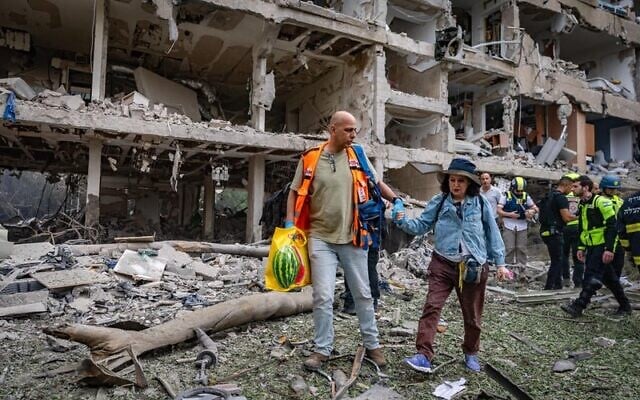 Les forces de sécurité et de secours israéliennes sur les lieux où un missile balistique tiré depuis l'Iran a frappé et causé des dégâts à Tel Aviv, le 22 juin 2025. (Crédit : Chaïm Goldberg/Flash90)