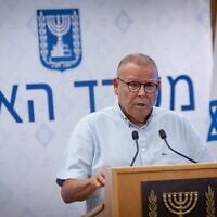 Le président de la Histadrout, Arnon Bar-David, s'exprimant lors d'une conférence de presse, au ministère des Finances à Jérusalem, le 23 juin 2025. (Crédit : Ben Hakoon/FLASH90)