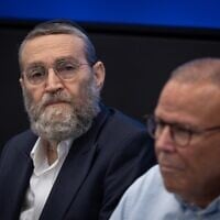 Le député Moshe Gafni assistant à une conférence de presse, au ministère des Finances, à Jérusalem, le 23 juin 2025. (Crédit Oren Ben Hakoon/FLASH90)