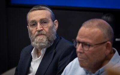 Le député Moshe Gafni assistant à une conférence de presse, au ministère des Finances, à Jérusalem, le 23 juin 2025. (Crédit Oren Ben Hakoon/FLASH90)