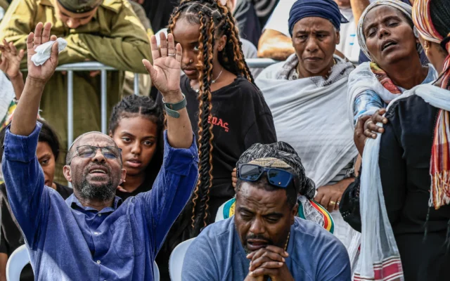 La famille et les amis du sergent Shahar Manoav, soldat de l'armée israélienne, assistent à ses funérailles au cimetière militaire d'Ashkelon, le 25 juin 2025. (Crédit : Tsafrir Abayov/Flash90)
