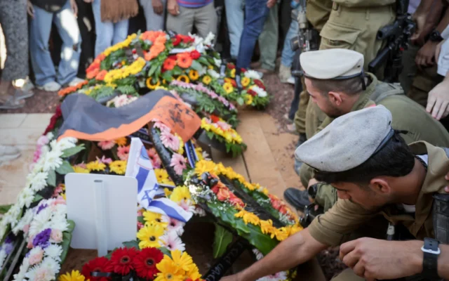 La famille et les amis du soldat israélien, le sergent-chef Niv Radia, assistent à ses funérailles au cimetière d'Elyakhin, le 25 juin 2025. (Crédit : Tal Gal/Flash90)
