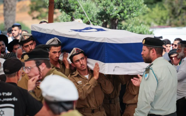 La famille et les amis du soldat israélien Ronel Ben-Moshe assistent à ses funérailles au cimetière militaire de Rehovot, le 25 juin 2025. (Crédit : Yossi Aloni/Flash90)