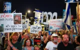 Des manifestants anti-gouvernementaux participent à un rassemblement contre la guerre à Gaza, sur la place Rabin à Tel Aviv, le 26 juin 2025. (Crédit : Flash90)