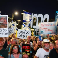 Des manifestants anti-gouvernementaux participent à un rassemblement contre la guerre à Gaza, sur la place Rabin à Tel Aviv, le 26 juin 2025. (Crédit : Flash90)