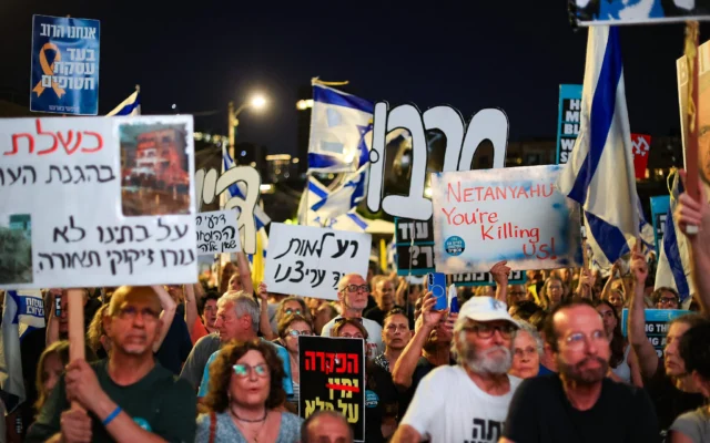 Des manifestants anti-gouvernementaux participent à un rassemblement contre la guerre à Gaza, sur la place Rabin à Tel Aviv, le 26 juin 2025. (Crédit : Flash90)