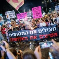 Des manifestants protestant pour la libération des Israéliens retenus en otages dans la bande de Gaza, devant les quartiers généraux de l'armée de la Kirya, à Tel Aviv, le 28 juin 2025. (Crédit : Erik Marmor/Flash90)