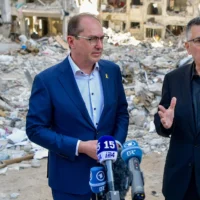 Le ministre allemand de l'Intérieur Alexander Dobrindt, à gauche, et le ministre des Affaires étrangères Gideon Saar visitent le site où un missile balistique tiré depuis l'Iran a frappé Bat Yam le 29 juin 2025. (Crédit : Avshalom Sassoni/ Flash90)