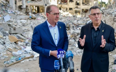 Le ministre allemand de l'Intérieur Alexander Dobrindt, à gauche, et le ministre des Affaires étrangères Gideon Saar visitent le site où un missile balistique tiré depuis l'Iran a frappé Bat Yam le 29 juin 2025. (Crédit : Avshalom Sassoni/ Flash90)