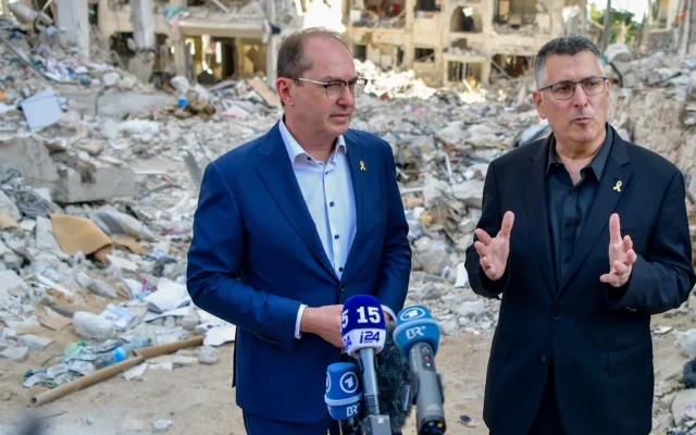 Le ministre allemand de l'Intérieur Alexander Dobrindt, à gauche, et le ministre des Affaires étrangères Gideon Saar visitent le site où un missile balistique tiré depuis l'Iran a frappé Bat Yam le 29 juin 2025. (Crédit : Avshalom Sassoni/ Flash90)