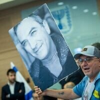 Dani Elgarat, frère de l'otage assassiné Itzik Elgarat, s'exprimant lors d'une réunion de la commission des Finances de la Knesset, à Jérusalem, le 30 juin 2025. (Crédit : Yonatan Sindel/Flash90)