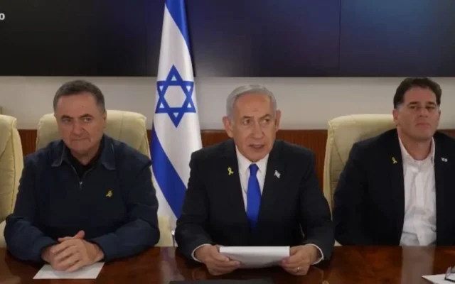 Le Premier ministre Benjamin Netanyahu (au centre) fait une déclaration le 13 juin 2025. (Crédit : Capture d'écran/GPO)
