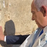Le Premier ministre Benjamin Netanyahu visite le mur Occidental à Jérusalem le 22 juin 2025. (Capture d'écran)