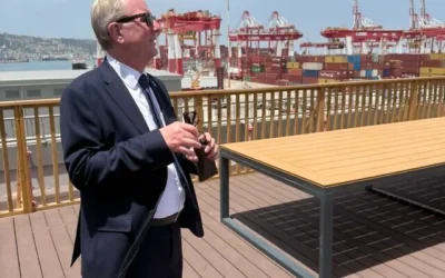 Ian Austin, l'envoyé commercial britannique en Israël, lors d'un déplacement à Haïfa fin mai 2025. (Ambassade du Royaume-Uni en Israël/X)